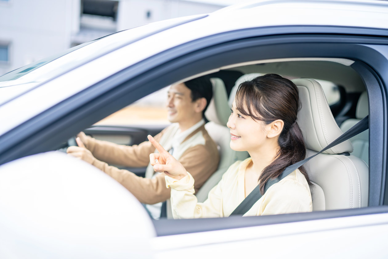 自動車で笑顔の男女